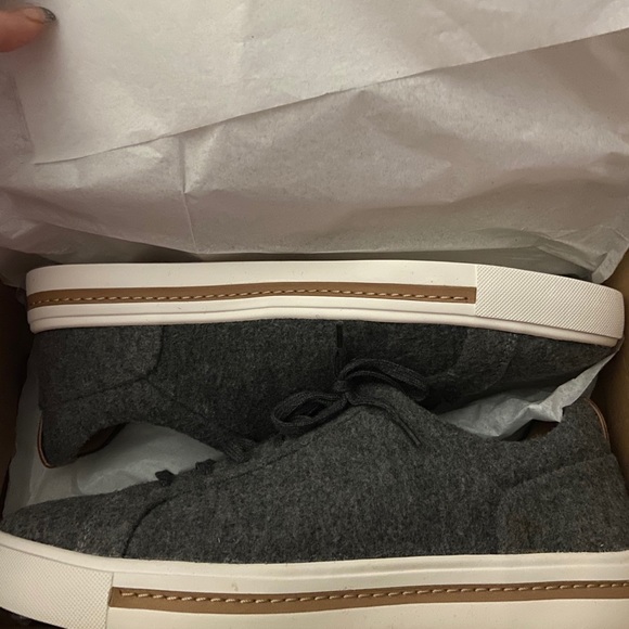 Clark sneakers size 9. Bnib - Picture 4 of 7